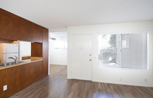 *OPEN HOUSE: 3/8 11:30AM-12:30PM* 2BR Townhouse in Pacific Beach with 2 Parking Spaces