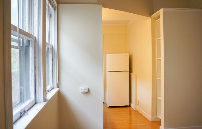 Nob Hill: Light & Bright Studio Available Early July!
