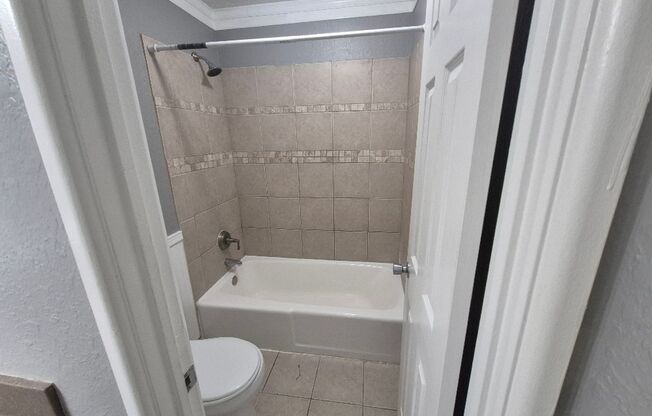 2 beds, 1 bath, 945 sqft, $1,100, Unit 4001D