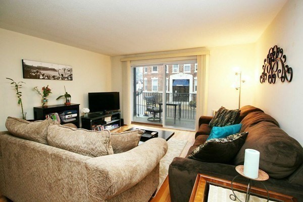 2 beds, 1 bath, 890 sqft, $3,100, Unit 14