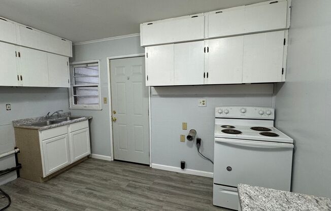 2 beds, 1 bath, $995