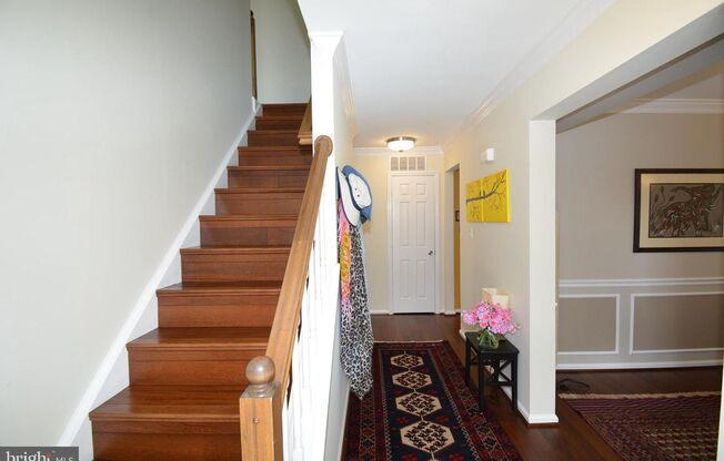 Beautiful 3-Level Townhome in Kingstowne – 3.5 Baths, Landscaping Included