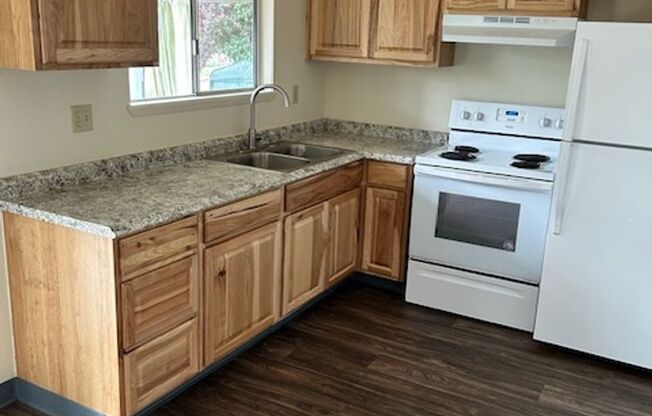 Carter Park Cutier-Updated Apartment with Lots of Storage
