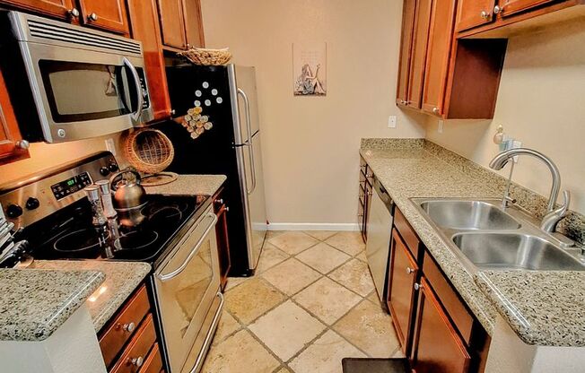 Beautiful Third Floor 2bd Condo With Private Balcony & Great Amenities!