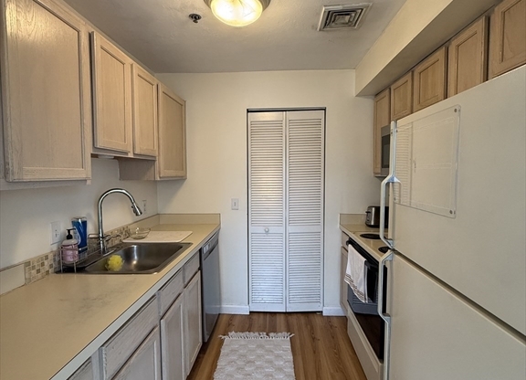 2 beds, 1.5 baths, 1,054 sqft, $2,800, Unit 310