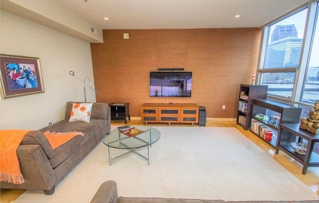 701 West Lakeside Ave