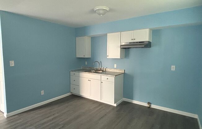 2 beds, 1 bath, 694 sqft, $1,250, Unit B