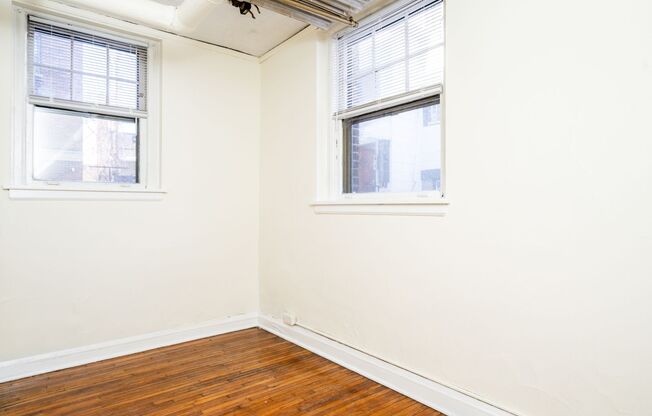 2 beds, 1 bath, 800 sqft, $1,275, Unit 10-B2