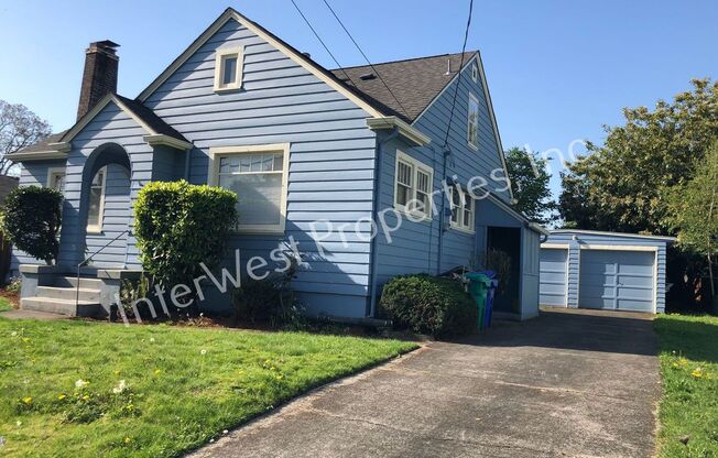 ADORABLE 2 BEDROOM HOUSE IN NORTH PORTLAND WITH LARGE BACK YARD & 2 CAR GARAGE!