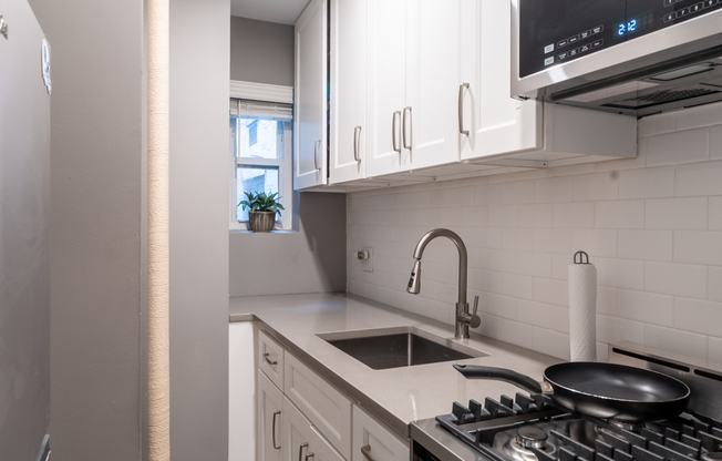 Studio, 1 bath, $3,200, Unit 3T