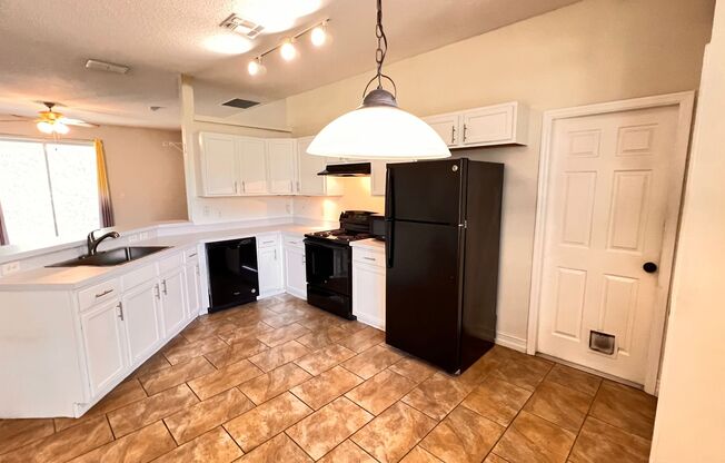 Charming 3 Bedroom and 2 Bath Home in Apopka! Washer and Dryer INCLUDED!