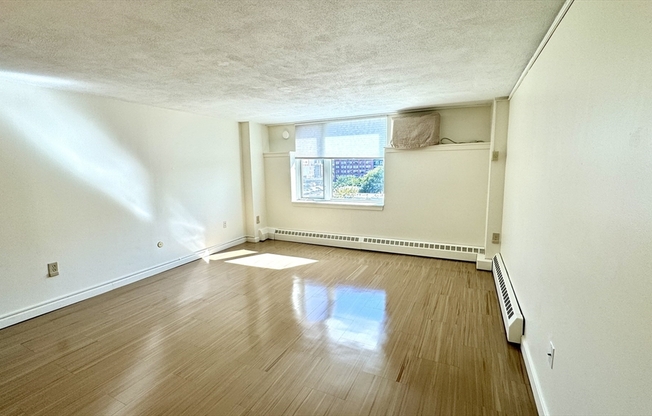 1 bed, 1 bath, 650 sqft, $2,805, Unit 72