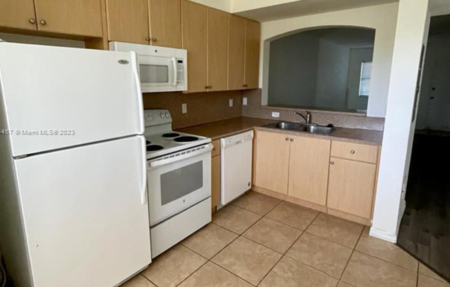 Live in this spacious 2 bedrooms, 2 full bathrooms unit in The Courts at Bayshore II