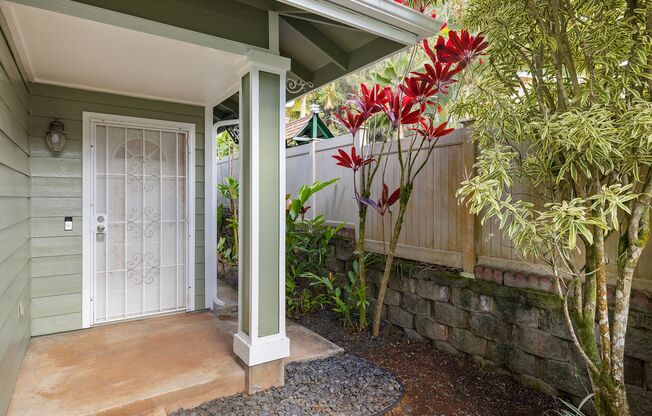 Beautiful 3 bedroom 2.5 bath home in lush Launani Valley!