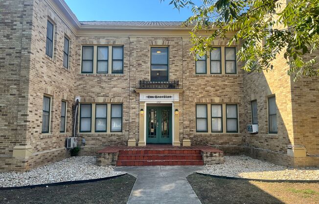 128 W MAGNOLIA AVE