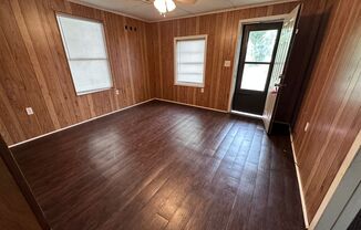 2 beds, 1 bath, $725