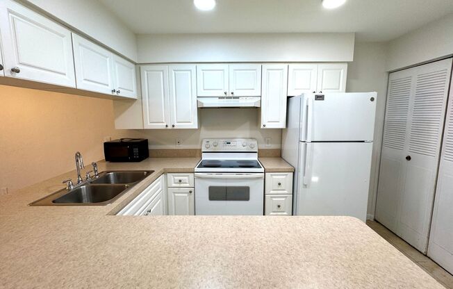 Spacious Townhome - Internet - Casablanca East!