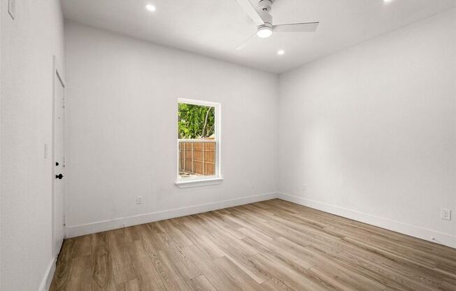 808 W 10 ST