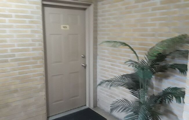 2 beds, 1 bath, 800 sqft, $999, Unit 105