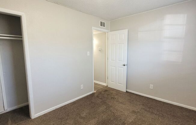 3 beds, 1 bath, 775 sqft, $894, Unit 415-17 Winfield-415 Winfield