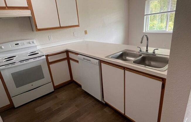 2 beds, 1 bath, 875 sqft, $1,300, Unit 127-50