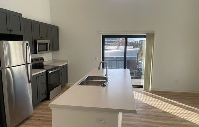 3 beds, 1 bath, 1,048 sqft, $1,530, Unit Unit #301