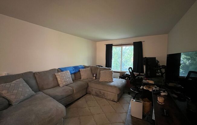 1 bed, 1 bath, $975, Unit 27