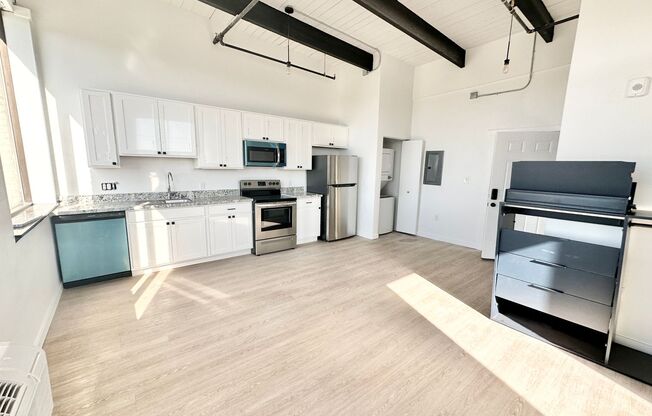 Studio, 1 bath, 327 sqft, $995, Unit 207