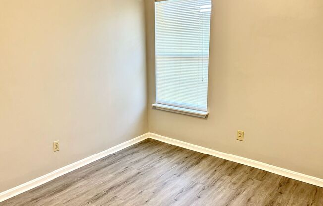 3 beds, 1 bath, 900 sqft, $850, Unit 526-204 Locher Alley
