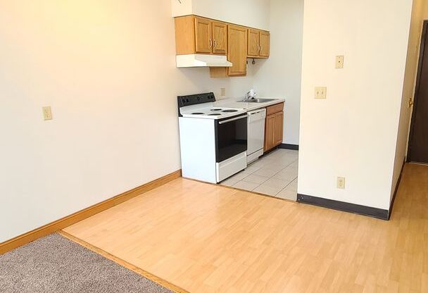 3 beds, 1 bath, 1,100 sqft, $860, Unit 216