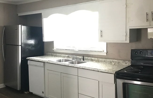 Coming soon! 3 bed house!! Stainless Steel Appliances!