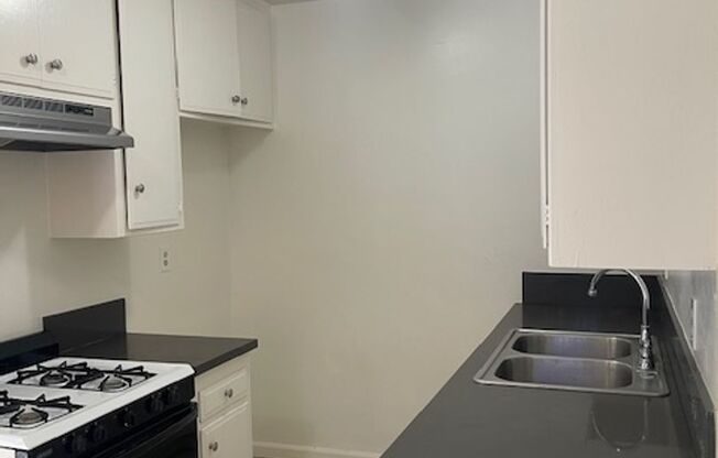 Downstairs 2 Bedroom 1 Bath in Long Beach
