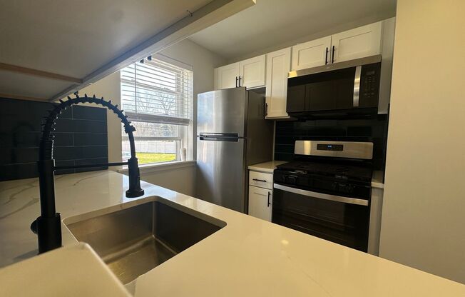 2 beds, 1.5 baths, 850 sqft, $1,925, Unit A01