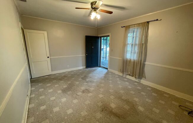 Adorable Cottage in The Hill Area!