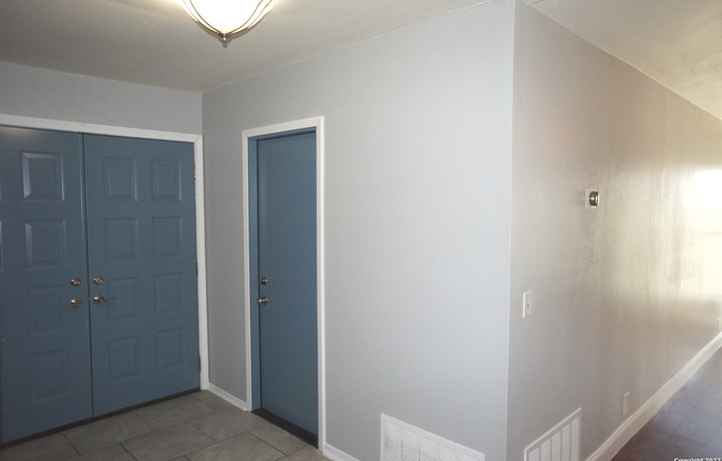 6611 WOODFORD