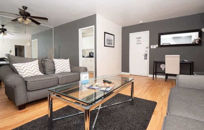 2 beds, 1 bath, 725 sqft, $1,799, Unit B201