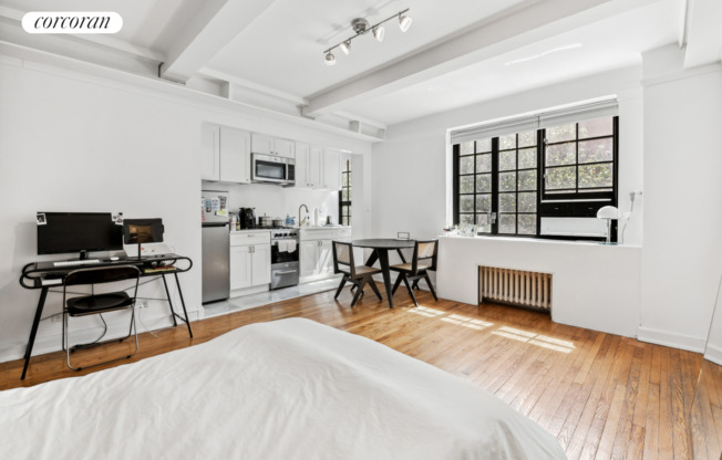 211 E 35 ST