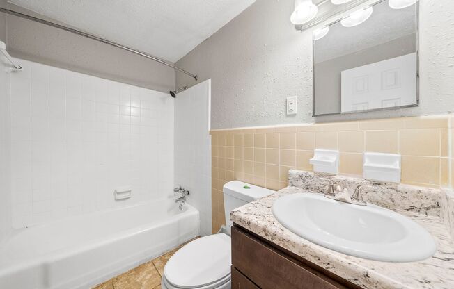 2 beds, 1 bath, 890 sqft, $1,100, Unit Highcroft-F4