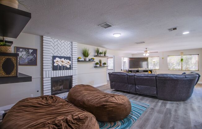 Luxury 5-Bedroom Fully Furnished Home- Ideal Location