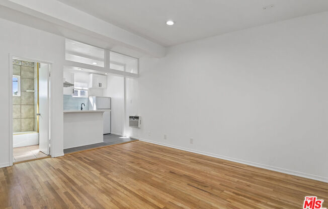 Studio, 1 bath, 350 sqft, $1,650, Unit 12