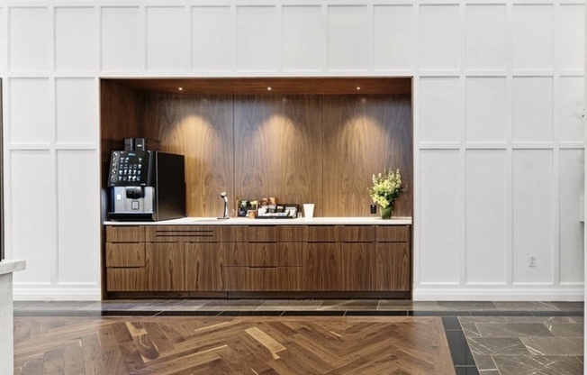 1 bed, 1 bath, 843 sqft, $4,300, Unit 810