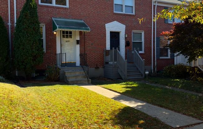 Beautiful Two-Bedroom Parkville Townhome with Parking Pad