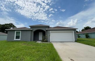 INCREDIBLE 4 Bedroom, 2 Bathroom Home in Palm Bay!!