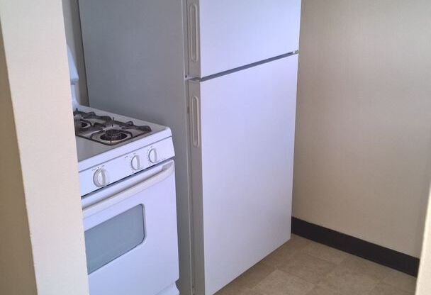 2 beds, 1 bath, 775 sqft, $1,095, Unit 627 Southcrest Drive #4