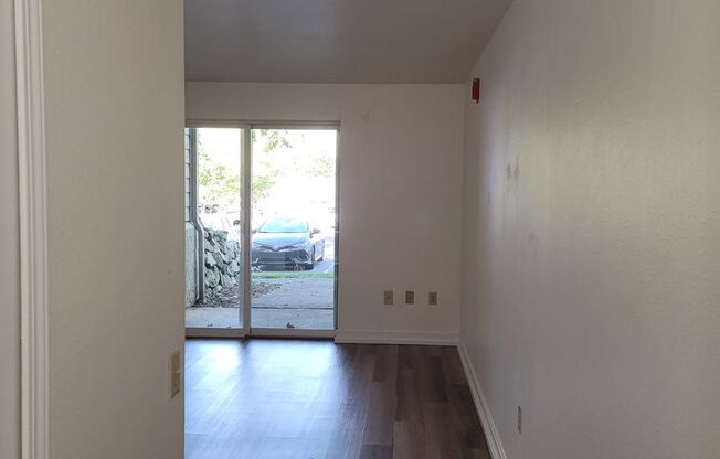 Darling ground floor 1 bed/1 bath in downtown Kenmore for May 10th move in only $1750!