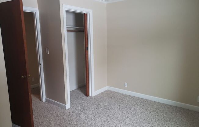 2 beds, 1 bath, 1,037 sqft, $850, Unit Apartment 2