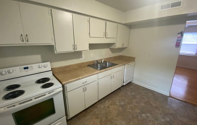 Adorable Townhouse with All Appliances Near Duke West & Hospital