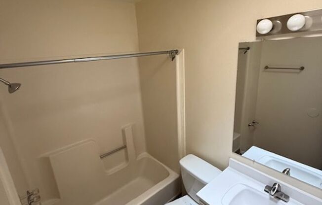 2 beds, 1 bath, 790 sqft, $950, Unit H202