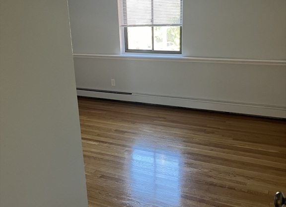 2 beds, 1 bath, 700 sqft, $2,300, Unit 5