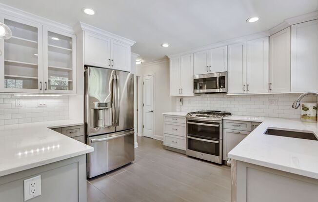 Great Rambler in Bethesda! Unbeatable Location! Partially Furnished Optional